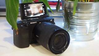 Sony ZV-E10 IIとα6400を比較 動画重視・写真重視で選び方が変わる